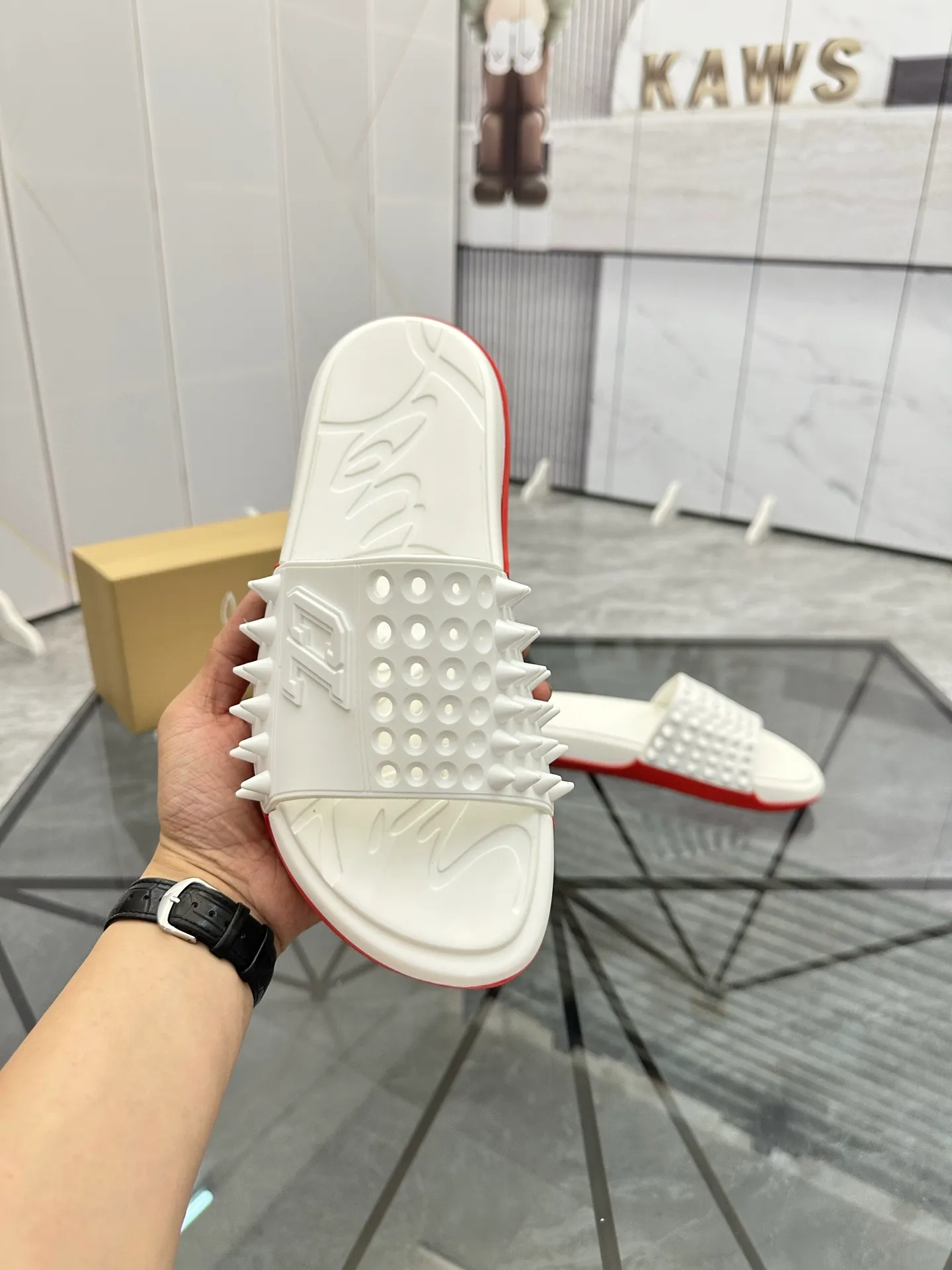 Men's shoes: 💰P300¥ Product trademark: CL red-soled shoes* "CL*" slippers Regular size: 38-44 (men's 45.46 can be customized) Product materials: imported cowhide upper, professional 5D craftsmanship, high-end rivets, sheepskin lining, original outsole. Number: 789
